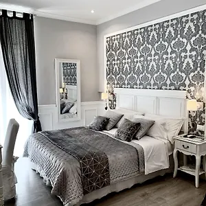 2* לינה וארוחת בוקר Charme & Chic